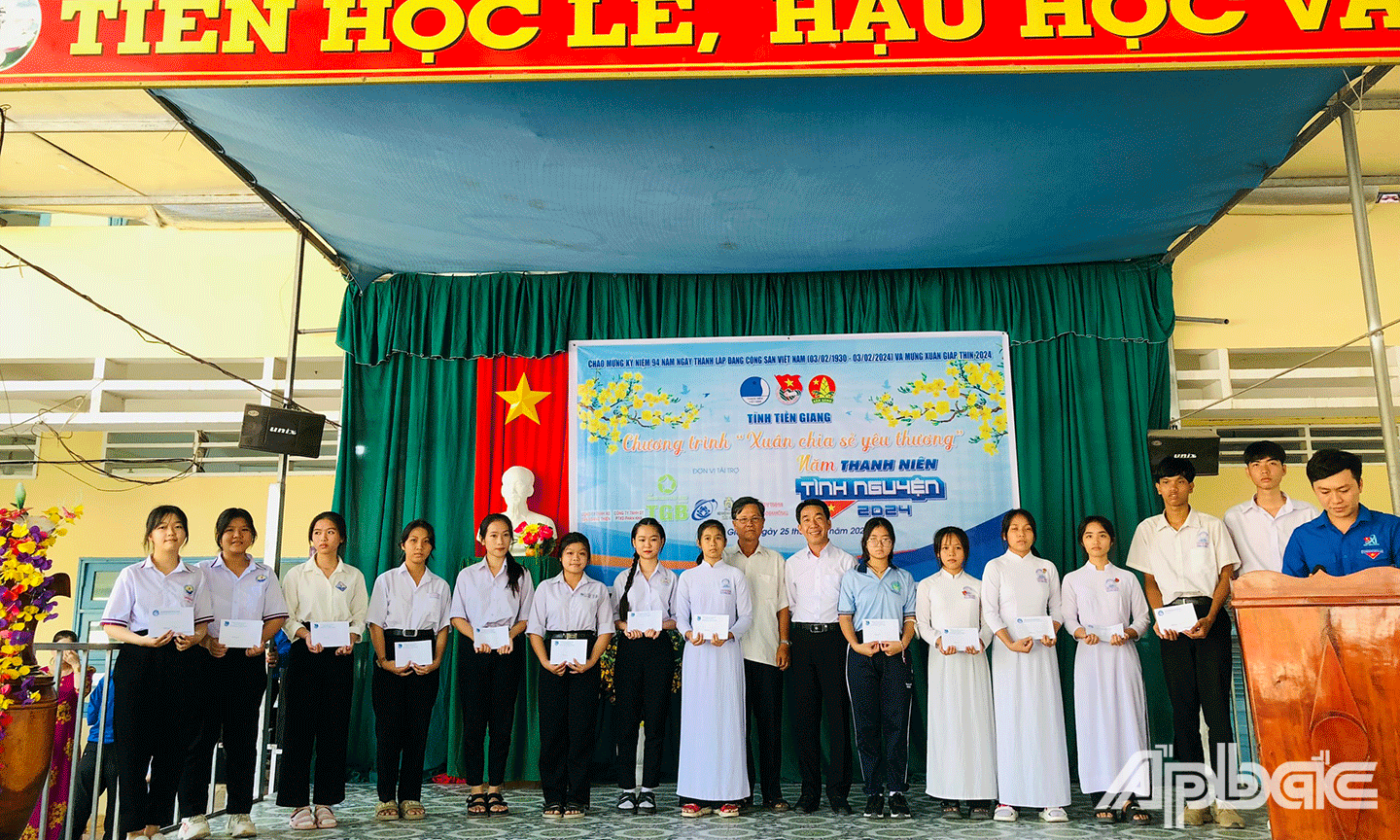 Trao học bổng “Vì tương lai Tiền Giang” cho học sinh, sinh viên và người dân có hoàn cảnh khó khăn.